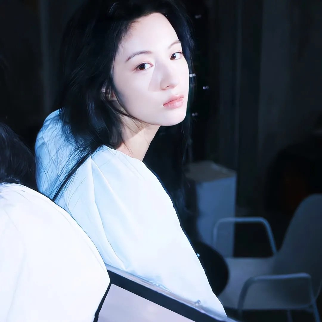夜晚的水母不会游泳